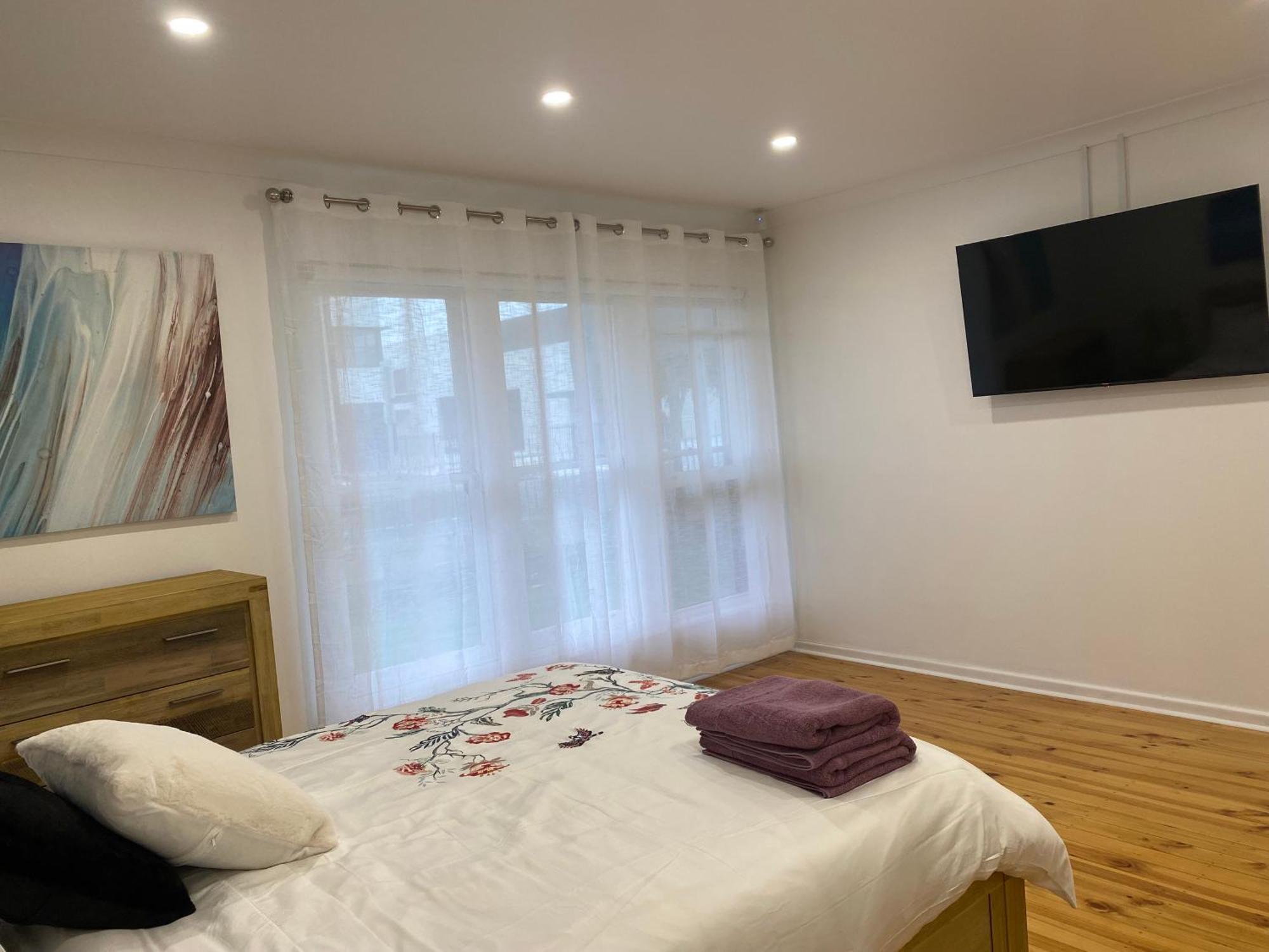 Beautiful 3 Bedrooms Between Airport And Sea Holiday home Cheltenham